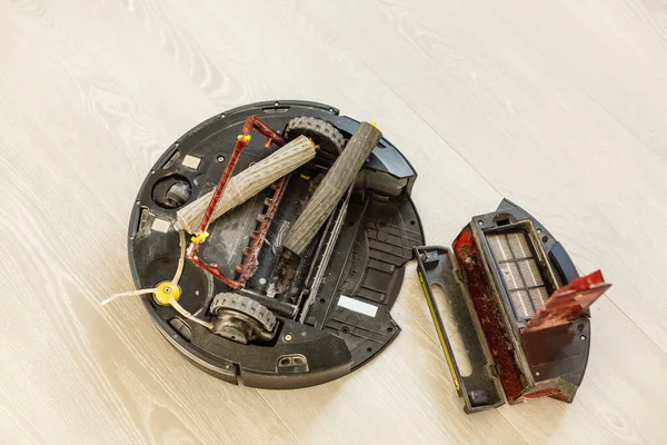 Repair Maintenance Robot Vacuum Cleaners Disassembled Vacuum Cleaner Soldering Chip —  Fotos de Stock