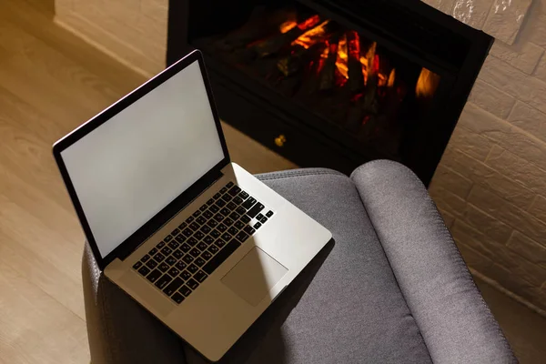 Laptop Blank Screen Copyspace Fireplace Background — Stock Photo, Image