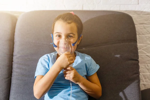 Kis Kaukázusi Lány Speciális Maszkkal Lélegzik Ami Segít Megállítani Asztmás — Stock Fotó