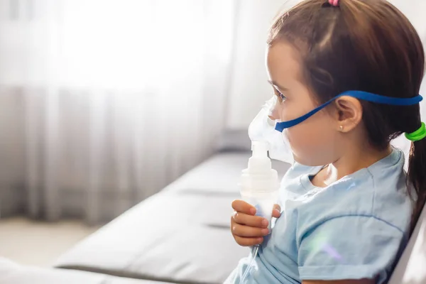 Niña Enmascarada Trata Las Vías Respiratorias Con Nebulizador Casa — Foto de Stock