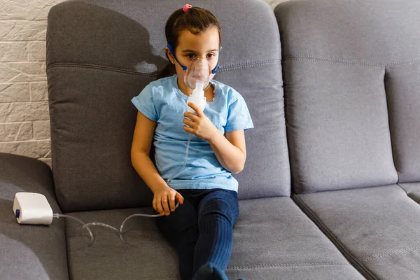 Κοριτσάκι Που Κάνει Εισπνοή Νεφελοποιητή Στο Σπίτι Παιδί Άσθμα Εισπνεόμενο — Φωτογραφία Αρχείου