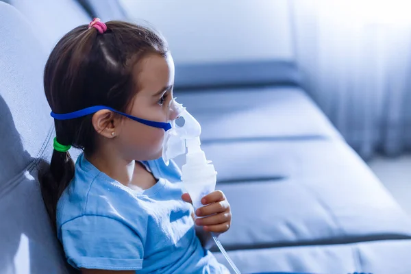 Μικρή Καυκάσιος Κορίτσι Αναπνέει Ειδική Μάσκα Οποία Βοηθά Σταματήσει Κρίση — Φωτογραφία Αρχείου