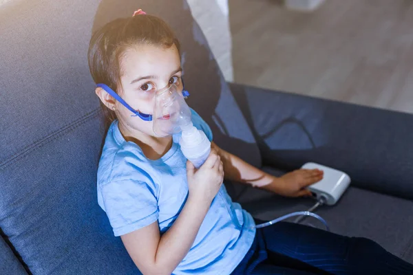 Μικρή Καυκάσιος Κορίτσι Αναπνέει Ειδική Μάσκα Οποία Βοηθά Σταματήσει Κρίση — Φωτογραφία Αρχείου