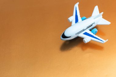 Uçak modeli. Turuncu arka planda beyaz bir uçak. Seyahat tatili konsepti. Yaz dönemi. Düz konum, üst görünüm, kopyalama alanı
