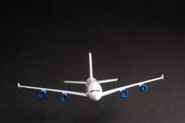 Flugzeug Isoliert Auf Dunklem Hintergrund — Stockfoto