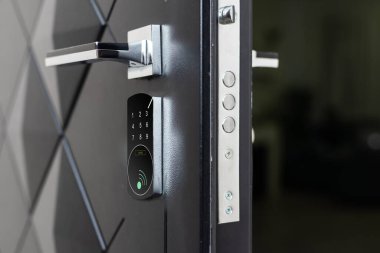 Kapıyı açmak için. Krom metal saplı modern beyaz kapı. İç çekimin elementleri.