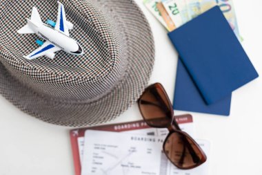 Turist konsepti. Uçak pasaportu, biletler, şapka, gözlük..