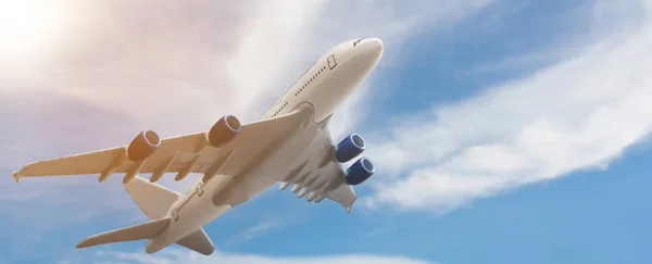 Kereskedelmi Repülőgép Repülő Drámai Naplemente Fény Felhők Felett Nagy Felbontású — Stock Fotó
