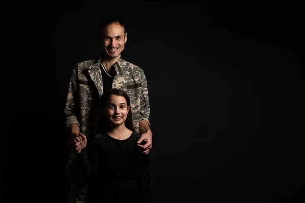 Maschile Triste Militare Uomo Abbracciando Figlia Sconvolta Chiuso — Foto Stock