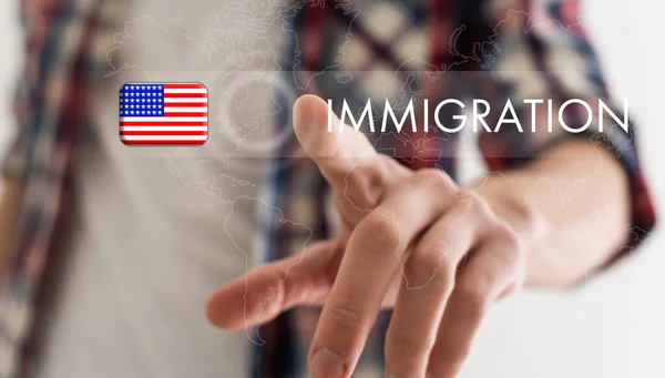 Férfi Rámutatva Szó Immigration Világ Térképe Sötétkék Háttér Közelkép — Stock Fotó