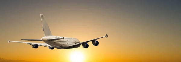 Kereskedelmi Repülőgép Repülő Drámai Naplemente Fény Felhők Felett Nagy Felbontású — Stock Fotó