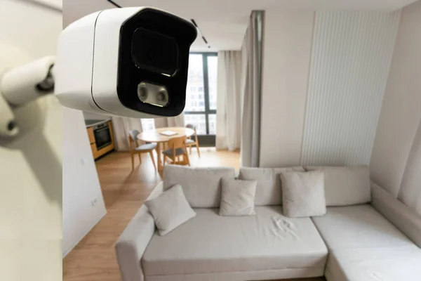 舒适公寓白墙上装有两个天线的现代Wi Fi监控摄像头的近距离拍摄对象在其上方装有Wi Fi图标 — 图库照片
