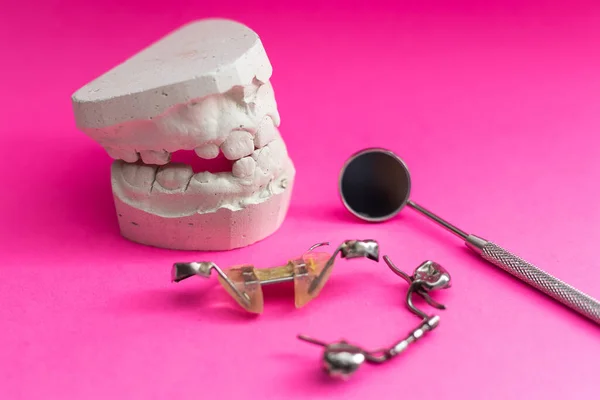 歯の板や子供の歯を整列させるための歯科用プレート — ストック写真