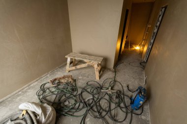 Onarımın ilk aşaması. Ev onarımı.