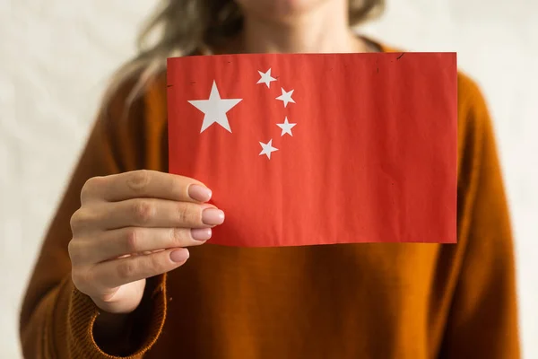 Flagga Kina Händerna Vit Bakgrund — Stockfoto