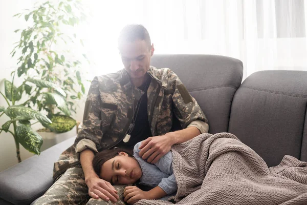 Soldier Surprises His Daughter His Arrival Home — Fotografia de Stock