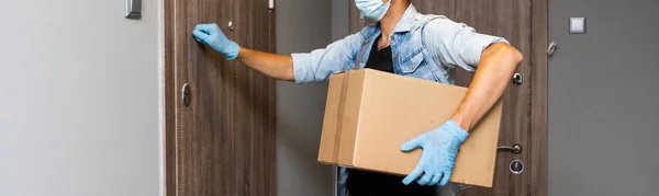 Домашняя Доставка Коробка Человек Перчатках Защитной Маске Доставки Пакетов Двери — стоковое фото