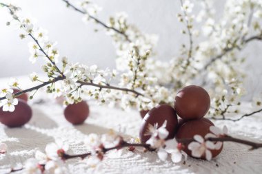 Paskalya dekoratif kompozisyonu boyalı yumurtalar, çiçekli dallar