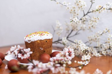 Paskalya kek ve boyalı yumurta.