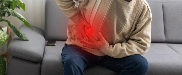肚子痛 手拉手在胃部有红斑的特写 卫生和医药概念 消化不良 — 图库照片