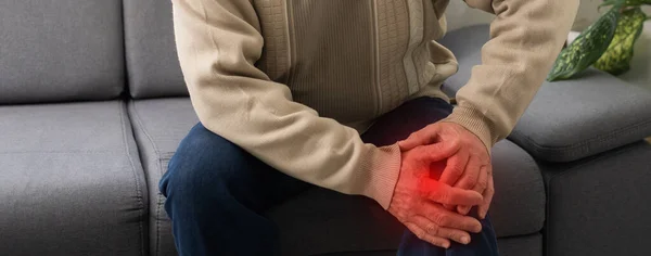 Erkek Yaralı Diz Kırmızı Kalemle Işaretlenmiş Bir Yara Adam Elleriyle — Stok fotoğraf