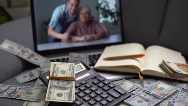 Dollars Laptop Met Online Chat — Stockvideo