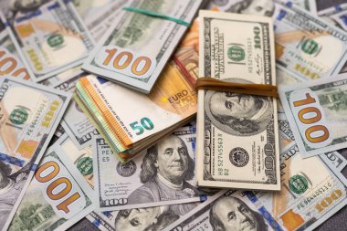 100 dolarlık banknotların yanında 50 Euro 'ya yakın 200 Euro. Dolar ile Euro ticareti.