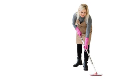 Elinde temizlik aletleri olan genç bir kadın, beyaz tenli..