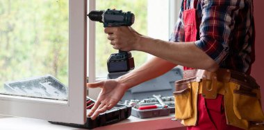 Bir tornavidayla usta pencereye ayarlar.