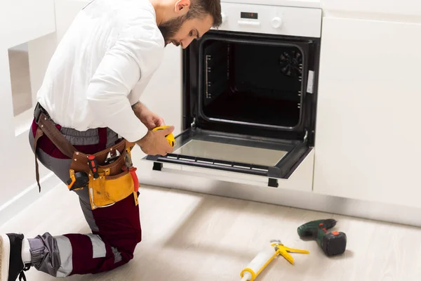 Mann Repariert Haushaltsbackofen Küche — Stockfoto