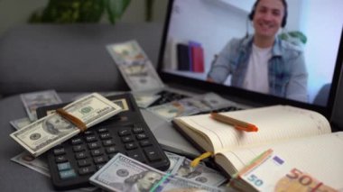 Çevrimiçi sohbet ile dolar ve laptop.
