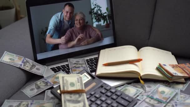 Dollars Laptop Met Online Chat — Stockvideo