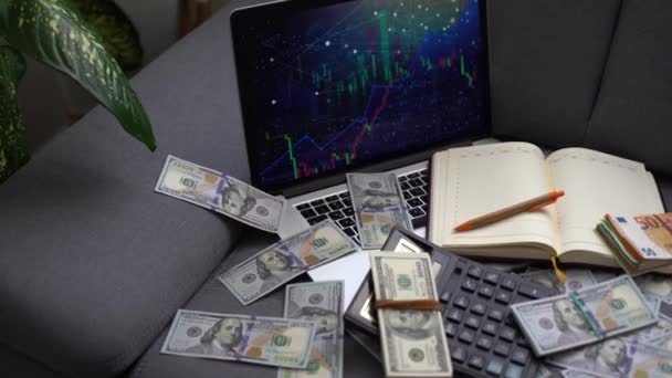 Dollarscheine Auf Einem Hintergrund Laptop Mit Diagrammen — Stockvideo