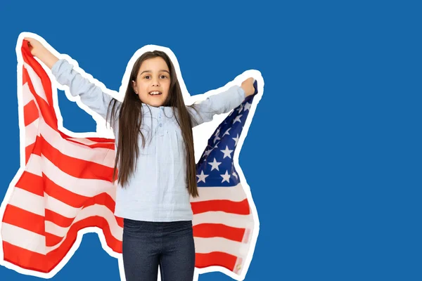 Bambino Con Bandiera Americana Sfondo Blu — Foto Stock