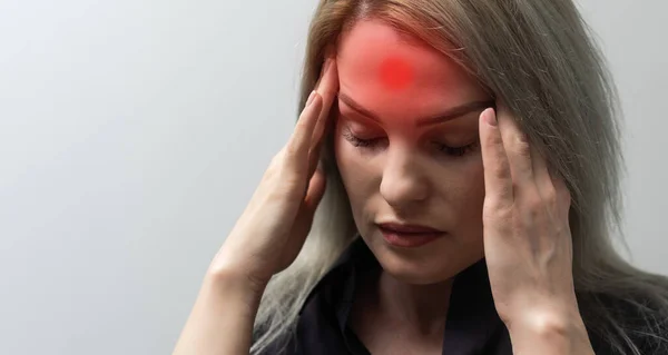 Başı Ağrıyan Kırmızı Benekli Kız Migren Ağrısı Çekiyor — Stok fotoğraf