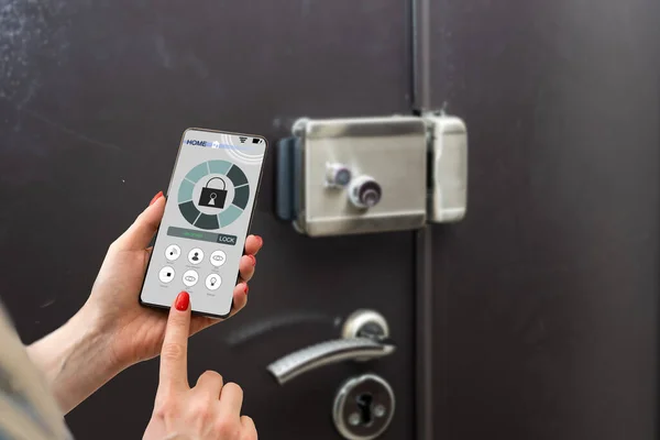 Smart House Hausautomation Gerät Mit App Symbolen Mann Nutzt Smartphone — Stockfoto