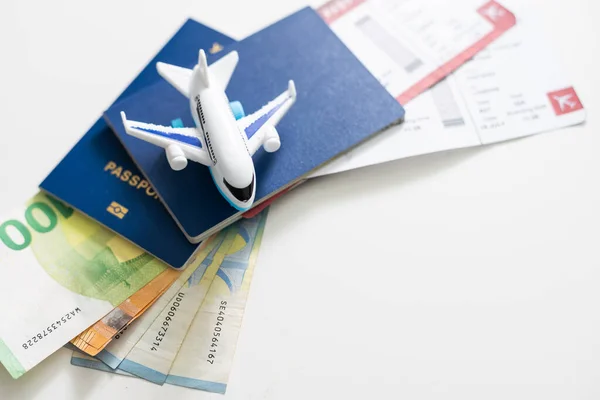 Speelgoedvliegtuig Paspoort Met Kaartjes Witte Achtergrond Bovenaanzicht — Stockfoto