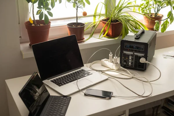 Portable Power Station Charging Gadgets Table Room — Fotografia de Stock