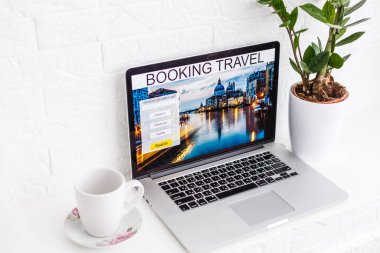 Seyahat biletleri rezervasyonları tatil biletleri rezervasyonları hava kitapları araştırma iş alanı teknolojisi başlangıç servisi artık pazarlama ekipmanları konsepti