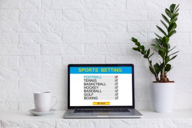 Konsept dizüstü bilgisayar ve akıllı telefon ekranında ahşap masa üzerinde bahis spor. Tüm ekran içerik bana tarafından tasarlanmıştır. Düz yatıyordu