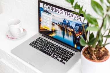 Ofisteki bir dizüstü bilgisayarın internet sitesinde rezervasyon.