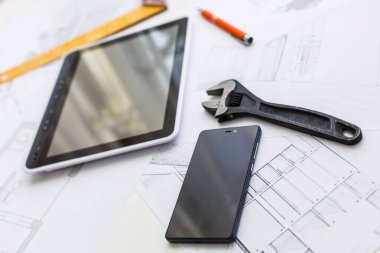 Araç ve tabletli inşaat planları, üst görünüm.