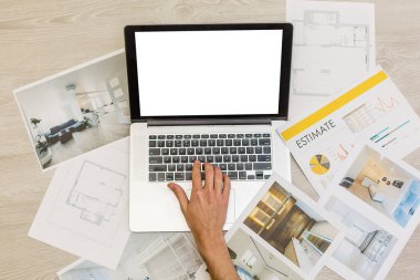 Yapı beyazı için mimari çizim kağıdı üzerine bilgisayar bilgisayarı