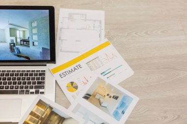 İnşaat mimari çizim kağıt üzerinde siyah kalem ve bilgisayar dizüstü bilgisayar