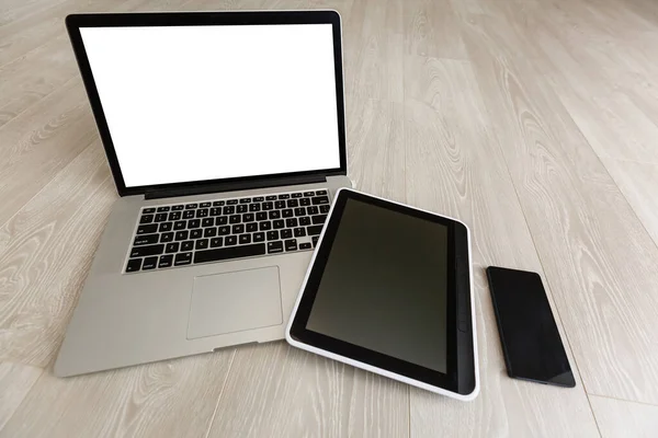 Μοντέρνο Φορητό Υπολογιστή Κινητό Τηλέφωνο Tablet Και Σημειωματάριο Λευκό Ξύλινο — Φωτογραφία Αρχείου