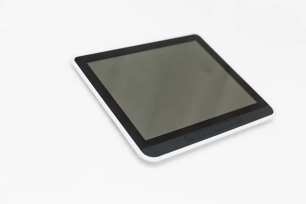 平板电脑与空白屏幕模型躺在表面 隔离在白色背景上 全景聚焦 — 图库照片