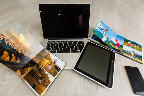Laptop Computador Smartphone Livro Fotos — Fotografia de Stock