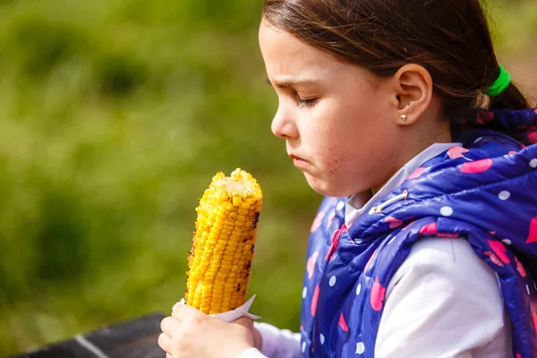 Дівчина Їсть Кукурудзу Полі — стокове фото