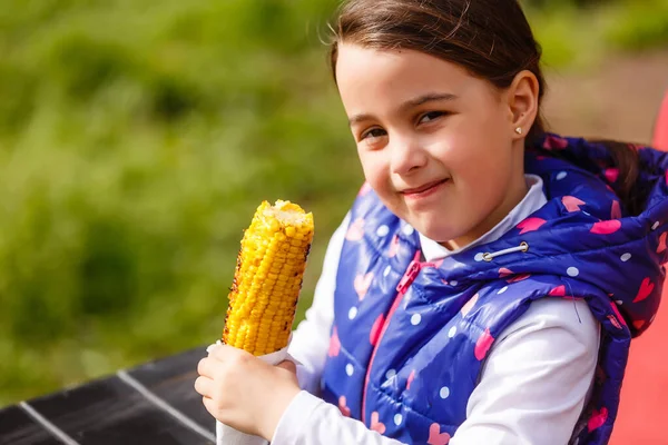 Мила Маленька Дівчинка Їсть Кукурудзу Літній Час — стокове фото