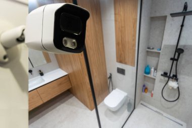 Modern CCTV kamerası apartmanın girişine yerleştirildi.